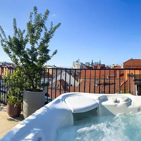 1000 Views Rooftop Duplex Hottub شقة ليوبليانا