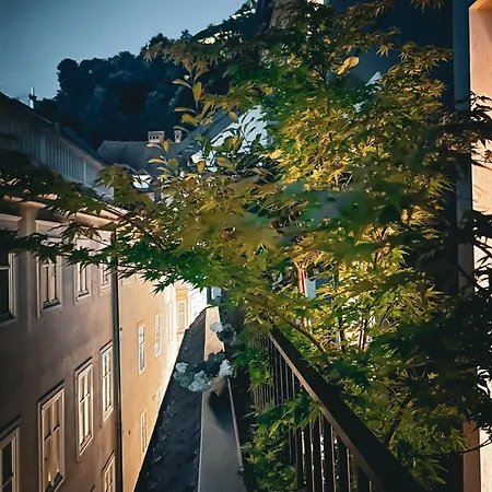 1000 Views Rooftop Duplex Hottub شقة *