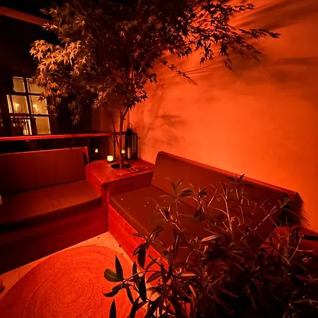 1000 Views Rooftop Duplex Hottub شقة *