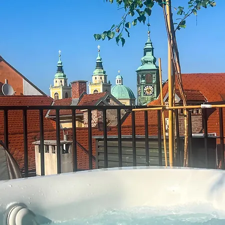 1000 Views Rooftop Duplex Hottub شقة ليوبليانا