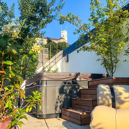 1000 Views Rooftop Duplex Hottub شقة